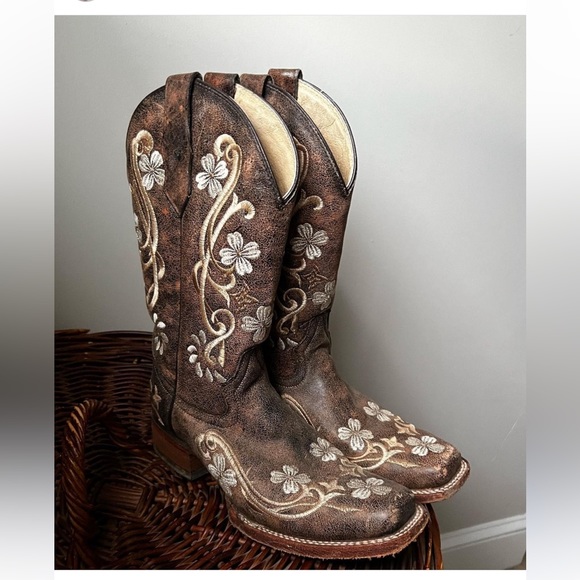 Circle G Cowboy Boots size 8.5
worn maybe 3 times 
genuine leather - Picture 2 of 8